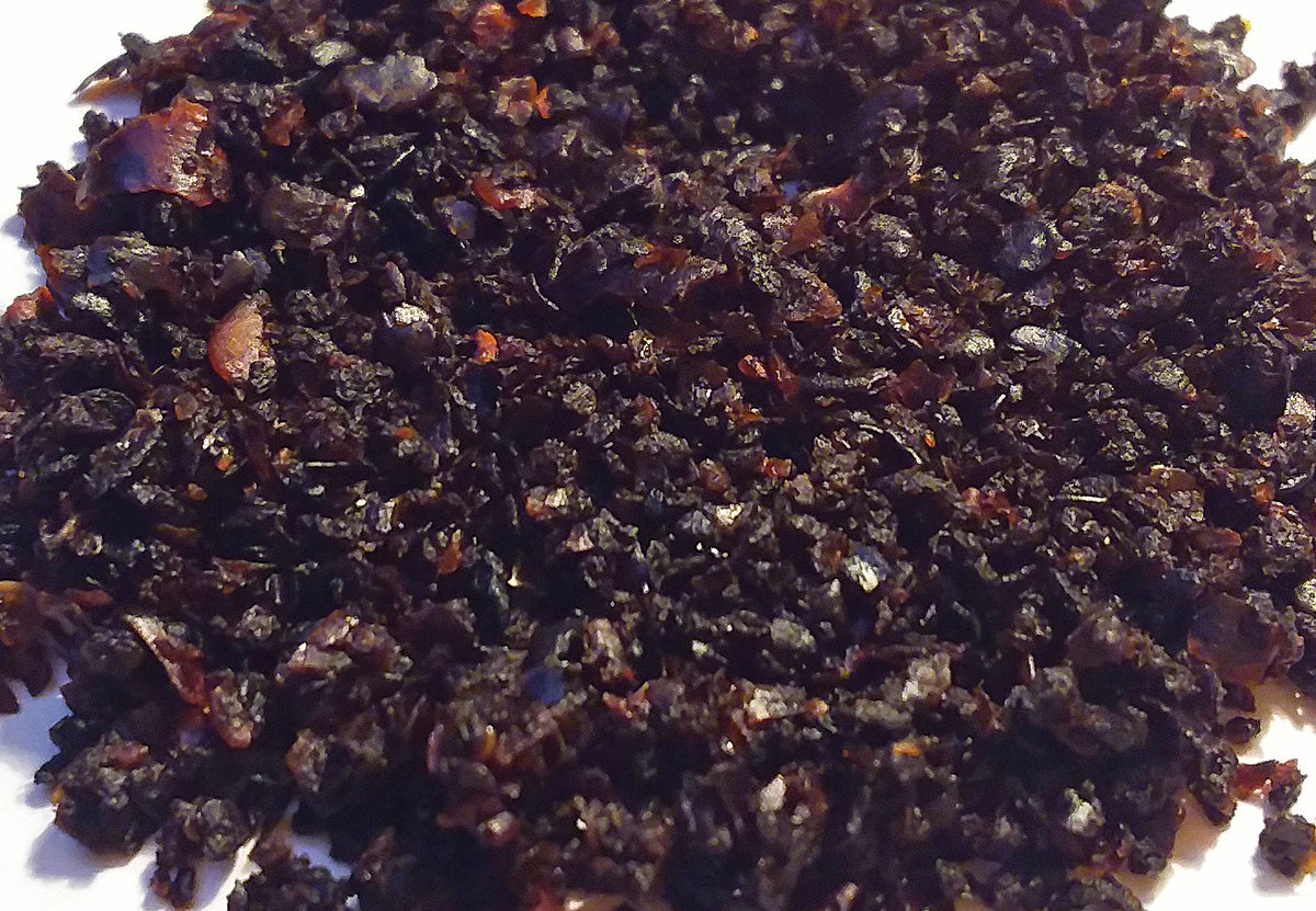 Flaked Turkish Urfa biber, also called Isot chile, accurately representing Spice Czar Urfa Biber Chile Flakes. Photo by Fornax via Wikimedia Commons, CC BY-SA 3.0.