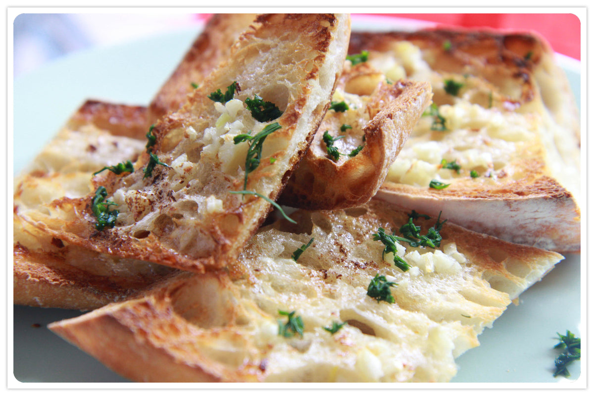 High-resolution garlic bread, a classic use for Spice Czar Garlic Powder. Photo by ElenaSuggests via Wikimedia Commons, CC BY-SA.