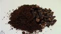 High-resolution ground and whole cloves, accurately representing Spice Czar Ground Cloves. Photo by Kitchenshaman via Wikimedia Commons, CC BY-SA 4.0.