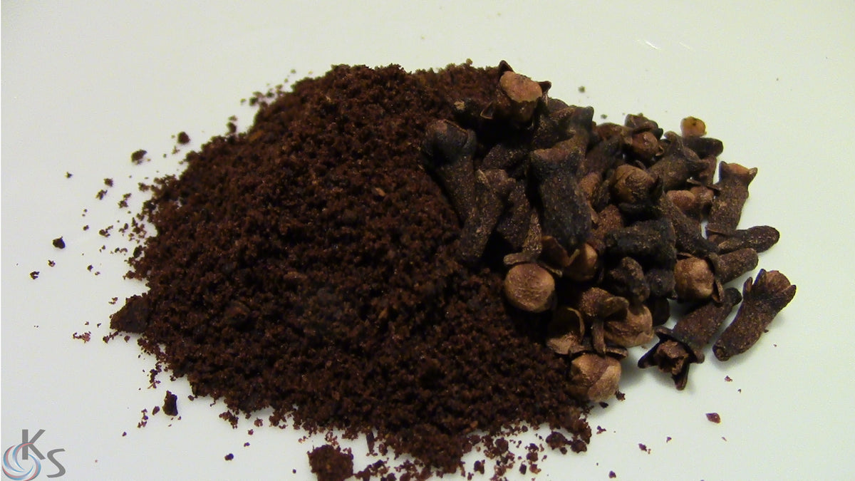 High-resolution ground and whole cloves, accurately representing Spice Czar Ground Cloves. Photo by Kitchenshaman via Wikimedia Commons, CC BY-SA 4.0.