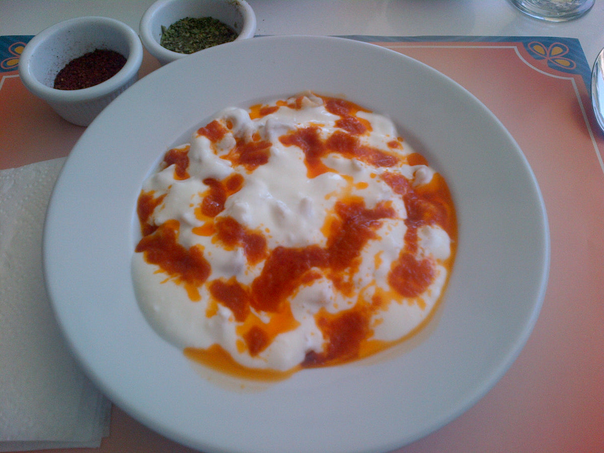 Turkish mantı served with mint and sumac, a direct savory use for Spice Czar Dried Mint. Wikimedia Commons image.