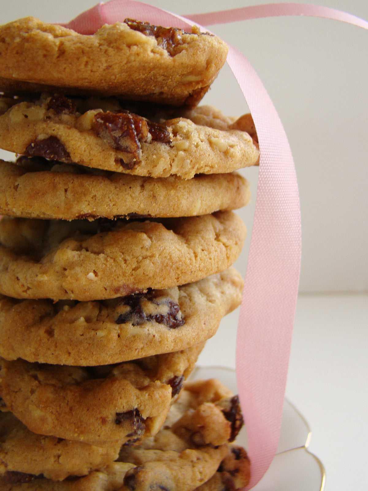 High-resolution oatmeal raisin cookie made with brown sugar, a classic baking use for Spice Czar Brown Sugar. Wikimedia Commons image.