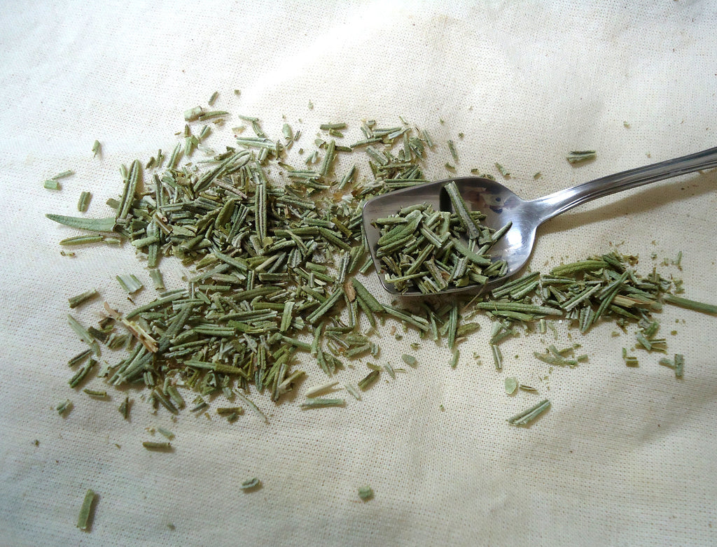High-resolution dried rosemary leaves, accurately representing Spice Czar Dried Rosemary. Photo by Mauro Cateb via Wikimedia Commons.