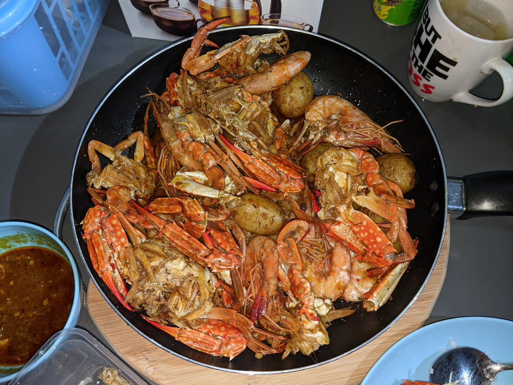 High-resolution crab and shrimp sautéed with butter, garlic and Cajun sauce, a direct flavor-use companion for Popcorn Czar Cajun Garlic Butter. Photo by Daragang Nagueña via Wikimedia Commons.