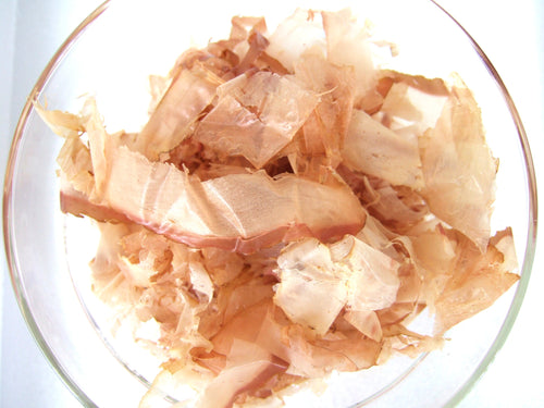 High-resolution paper-thin katsuobushi bonito flakes in a bowl, accurately representing Spice Czar Bonito Flakes. Photo by Sakurai Midori via Wikimedia Commons, CC BY-SA 3.0.