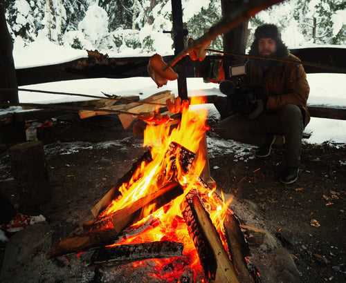 Sausages roasting over an open fire, a serving idea for Spice Czar Campfire Sausage Seasoning. Photo by Vicky Brock via Wikimedia Commons, CC BY-SA 2.0.