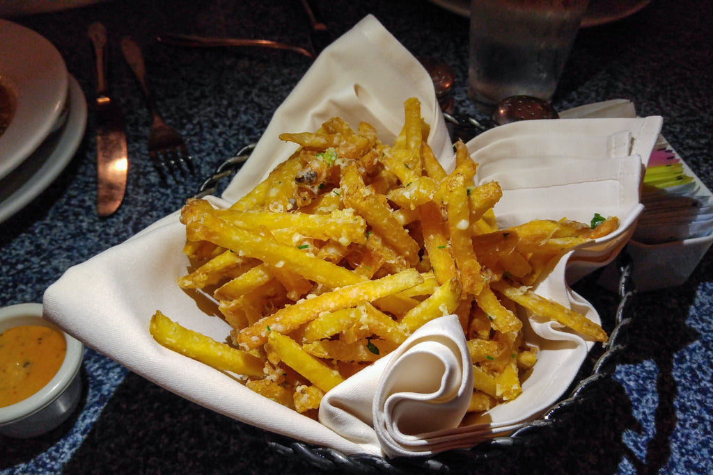 French fries tossed with Parmesan cheese, garlic and parsley, a serving idea for Spice Czar Garlic Parmesan Seasoning. Photo by HarshLight via Wikimedia Commons, CC BY 2.0.