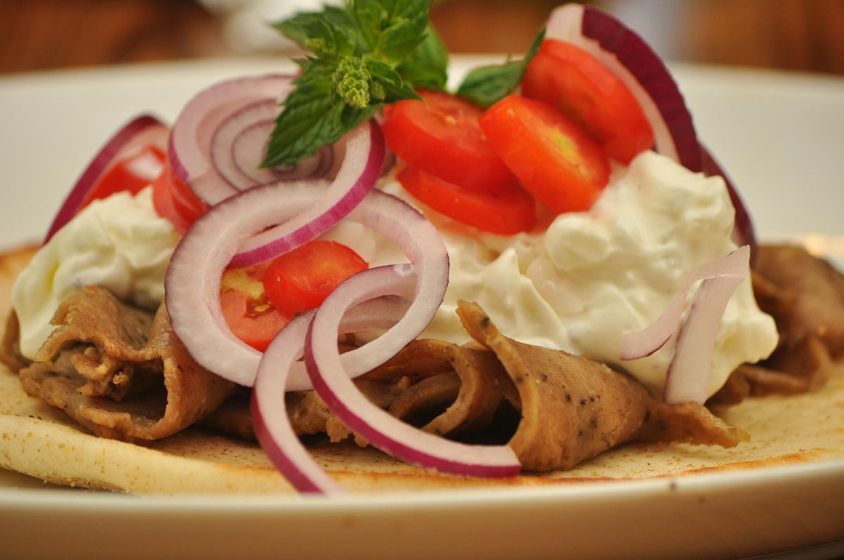 Gyro on pita with toppings, a serving idea for Spice Czar Gyro Seasoning. Photo by jeffreyw via Wikimedia Commons, CC BY 2.0.