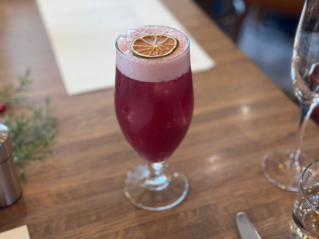 Hibiscus and lime zero-proof cocktail, a beverage use idea for Spice Czar Hibiscus Ginger Lime Seasoning. Photo by Sarah Stierch via Wikimedia Commons, CC0.
