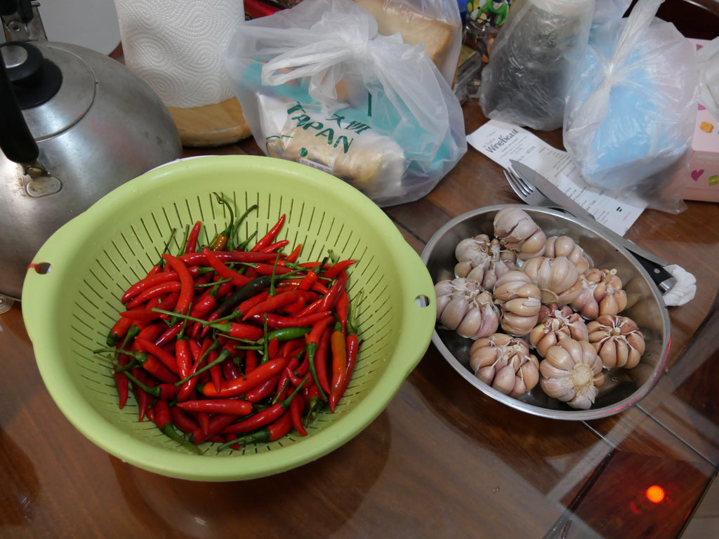 Red chiles and garlic representing the chile-garlic profile of Spice Czar Honey Garlic Sriracha Seasoning. Photo by Peachyeung316 via Wikimedia Commons, CC BY-SA 4.0.