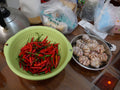 Red chiles and garlic representing the chile-garlic profile of Spice Czar Honey Garlic Sriracha Seasoning. Photo by Peachyeung316 via Wikimedia Commons, CC BY-SA 4.0.
