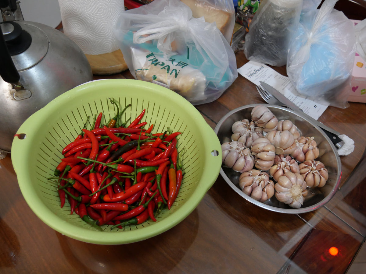 Red chiles and garlic representing the chile-garlic profile of Spice Czar Honey Garlic Sriracha Seasoning. Photo by Peachyeung316 via Wikimedia Commons, CC BY-SA 4.0.