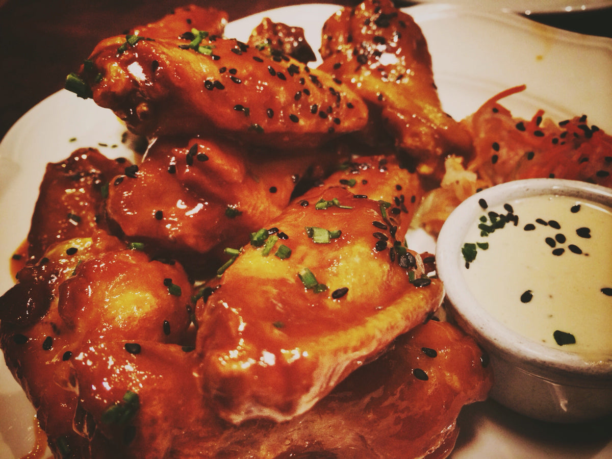 Sriracha chicken wings, a serving idea for Spice Czar Honey Garlic Sriracha Seasoning. Photo by anokarina via Wikimedia Commons, CC BY-SA 2.0.