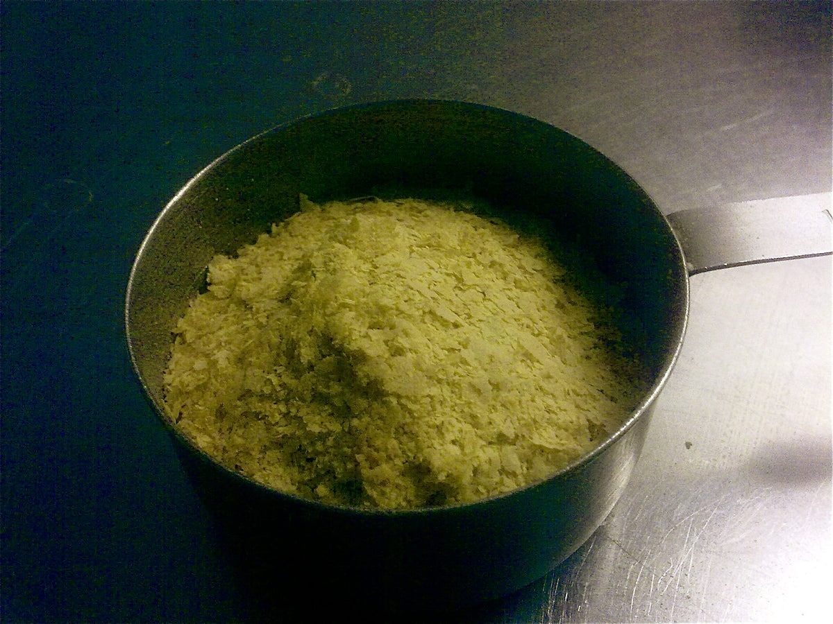 High-resolution nutritional yeast flakes, accurately representing Spice Czar Nutritional Yeast. CC0 photo by Referhead via Wikimedia Commons.