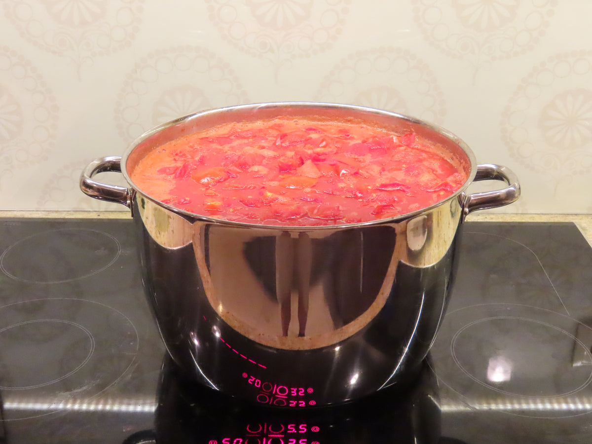 High-resolution tomato sauce, a direct savory application for Spice Czar Tomato Powder. Photo by Fallaner via Wikimedia Commons, CC BY-SA 4.0.